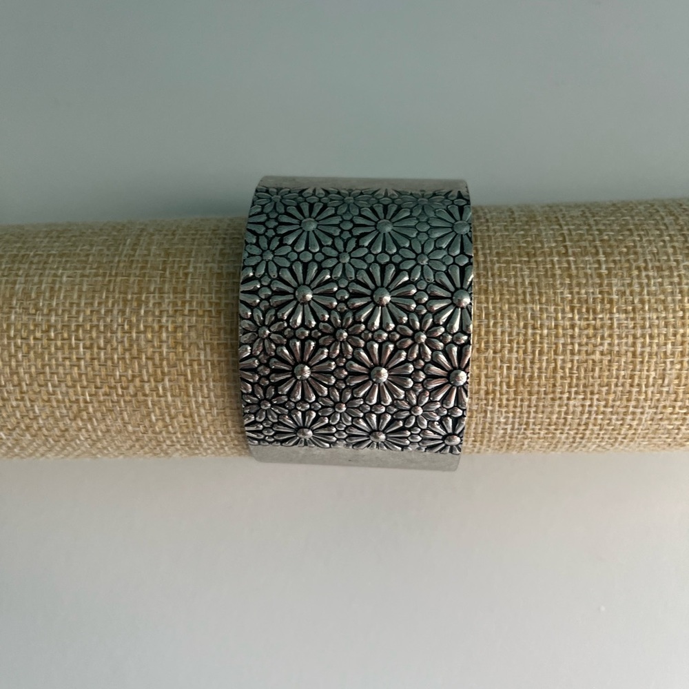 Vintage SilverTone Daisy Cuff Bracelet - Picture 4 of 6